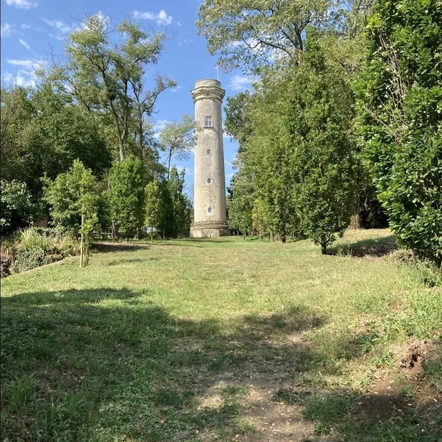 photo pourquoi y a-t-il une tour dans les jardins de la charpenterie à cornillé-les-caves ?  ©  gérard de la martinière