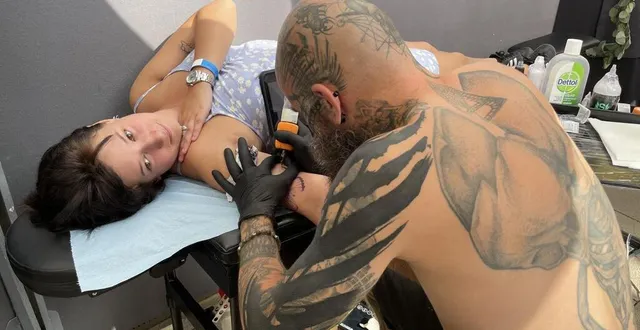 photo  grinch, tatoueur tatoué de 37 ans, dessine un papillon sur le bras de lola, 21 ans.  &copy;  ouest-france 