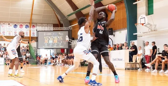 photo  le manceau williams narace (en noir), face au gravelinois caleb walker.  &copy;  photo : dominique breugnot 