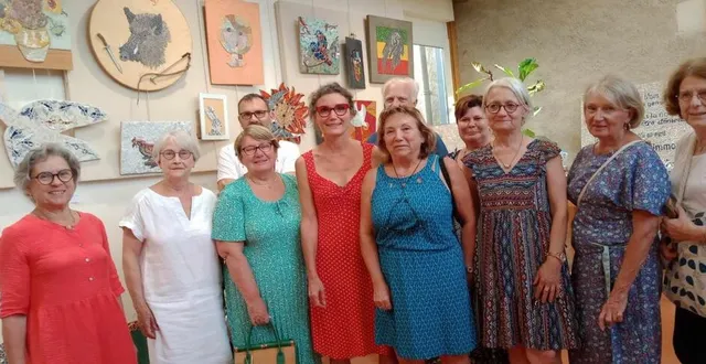 photo  marie connan entourée d’une partie de ses élèves lors du vernissage de l’exposition, vendredi 7 septembre.  &copy;  co 