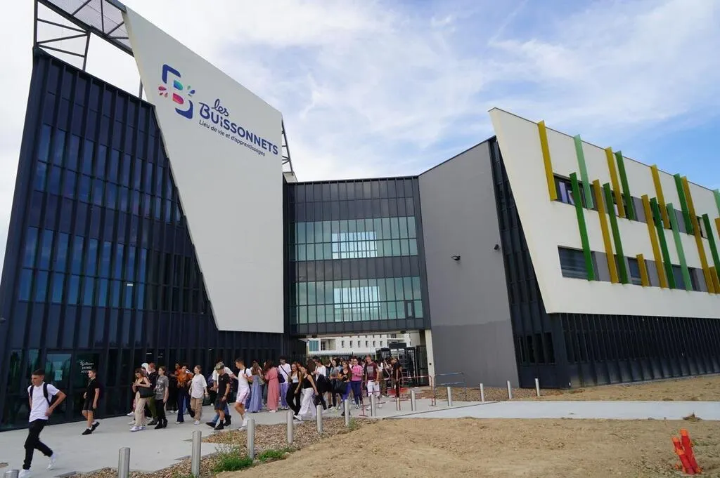 VIDÉO. En MaineetLoire, ce lycéevillage crée du lien entre l’école
