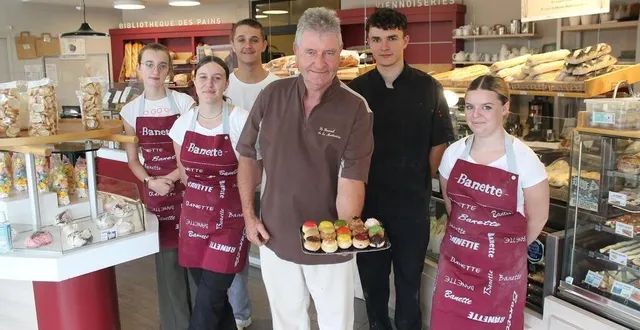 photo  philippe le hors, avec une partie des jeunes de son équipe, dans la boulangerie-pâtisserie le fournil de la martinière, à sablé-sur-sarthe.  &copy;  ouest-france 