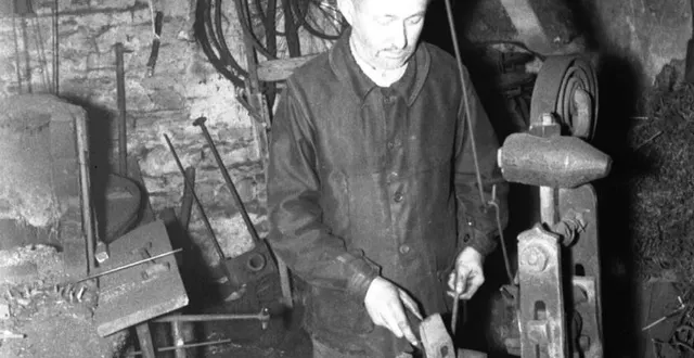 photo  alcide desdoits, dernier cloutier de basse-normandie à saint-cornier-des-landes, en tinchebray-bocage (orne)  &copy;  ouest-france 