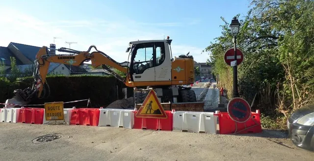 photo  le chantier d’aménagement des rues du vieux-bourg a commencé le 24 août 2023 et se poursuivra jusqu’en mai 2024, perturbant le quotidien de riverains. des élus ont expliqué les différentes phases du chantier et écouter les remarques des riverains lors d’une réunion d’information, vendredi 8 septembre 2023.  &copy;  ouest-france 