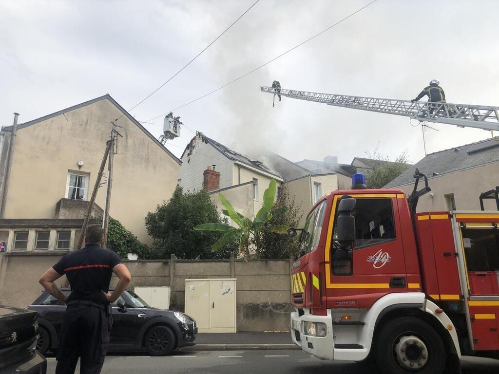 À Angers, Le Toit D’une Maison Prend Feu : Pas De Blessés - Angers ...