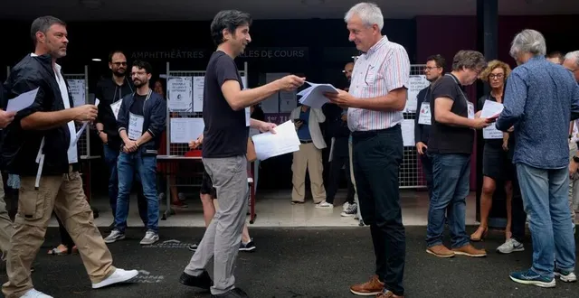 photo  lundi 11 septembre 2023, 54 enseignants ont donné leur « démission » au directeur de l’iut angers – cholet, patrice mangeard, pour protester contre une prime jugée trop faible au regard de celle accordée à leurs collègues chercheurs.  &copy;  ouest-france 