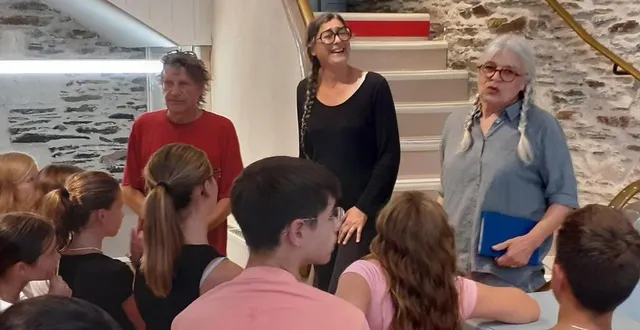 photo  arnaud coutancier, compositeur ; marie gaultier, metteuse en scène ; et nathalie gallard, créatrice de lumière, accueillent les collégiens dans le hall du théâtre des dames aux ponts-de-cé (maine-et-loire) avant une présentation de leur dernière création.  &copy;  ouest-france 