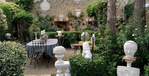 photo  un jardin extraordinaire pour accueillir des artistes passionnés.  &copy;  le maine libre 