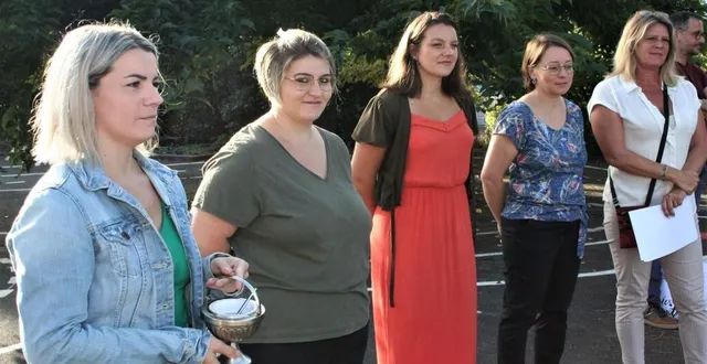 photo  les enseignantes et la directrice avant la bénédiction des cartables par le prêtre.  &copy;  le maine libre 