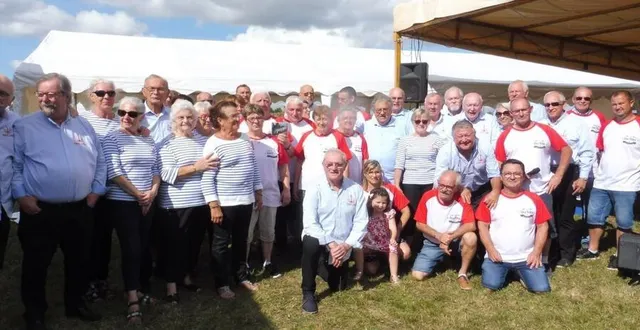 photo  les bénévoles du comité des fêtes de vergonnes et le groupe terre et mer de saint-malo ont réjoui les plus de 200 convives.  &copy;  co 