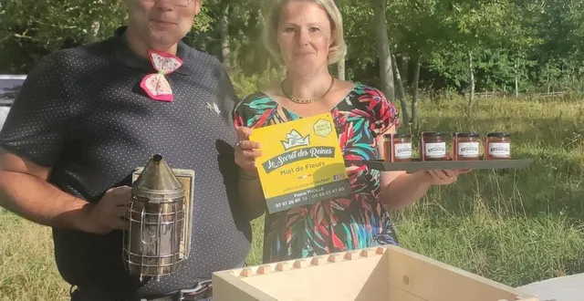 photo  pierre et cécilia présentent leur première récolte de miel dans un cadre verdoyant.  &copy;  le maine libre 