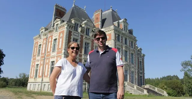 photo  françois et mélanie filliat devant le château de la masselière, à bazouges – cré-sur-loir, le samedi 9 septembre 2023.  &copy;  le maine libre 
