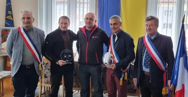 photo  pierre paterne, jérôme hervé, daniel chevalier et pascal lelièvre posent avec le maire de drohobytch taras kuchma (deuxième en partant de la gauche), lors du voyage en ukraine de la délégation sabolienne, en novembre 2022.  &copy;  pays sabolien 