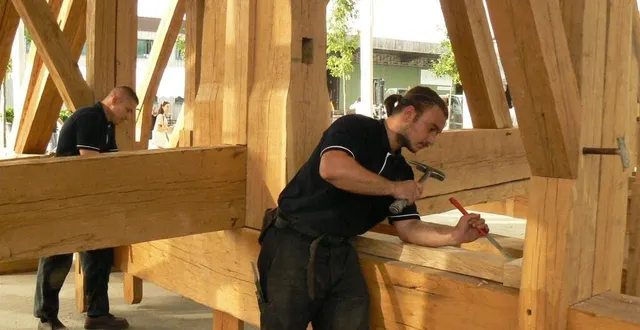 photo  charpentiers et menuisiers des ateliers perrault, à saint-laurent-de-la-plaine (mauges-sur-loire), travaillent avec passion pour réaliser des œuvres d’art et préserver le patrimoine.  &copy;  ouest-france 