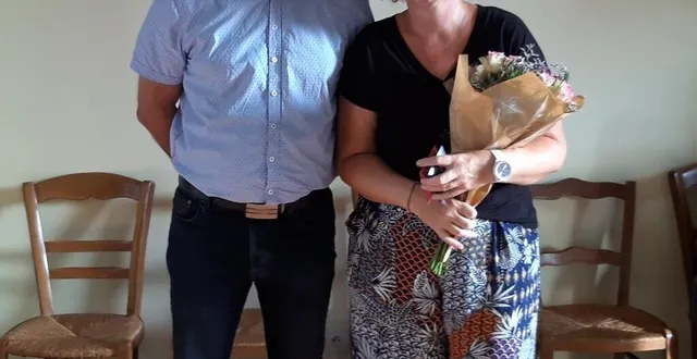 photo  sébastien huet, le maire, a salué son ancienne secrétaire de mairie, nathalie heurteloup, qui part pour une nouvelle carrière professionnelle.  &copy;  le maine libre 