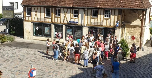 photo  pour la deuxième fois, la commune a organisé une visite dans le cadre des dimanches de caractère, le 10 septembre. cette balade guidée, sur la thématique des commerces et des cartes postales, a permis à soixante-dix personnes de découvrir le patrimoine d’écouché.  &copy;  dr 