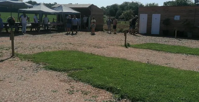 photo  éric et noëlle tocqueville, agriculteurs, ont inauguré samedi leur aire de camping-car à la ferme, d’une capacité de six places ouverte depuis juin.  &copy;  ouest-france 