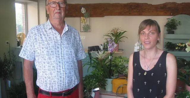 photo  le maire de sap-en-auge, gérard rosé, a accueilli la jeune fleuriste.  &copy;  ouest-france 