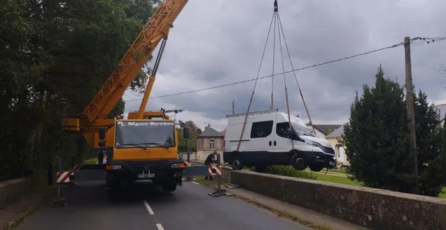 photo  une grue a été nécessaire pour évacuer le véhicule, tombé en contrebas de la route, dans l’orne.  &copy;  pompiers de l’orne 