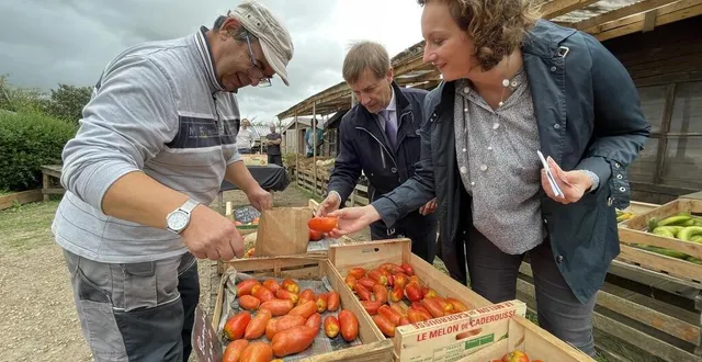 photo  joaquim pueyo, le maire d’alençon, a visité les jardins de l’espoir, quelques jours avant la rentrée.  &copy;  ouest-france 