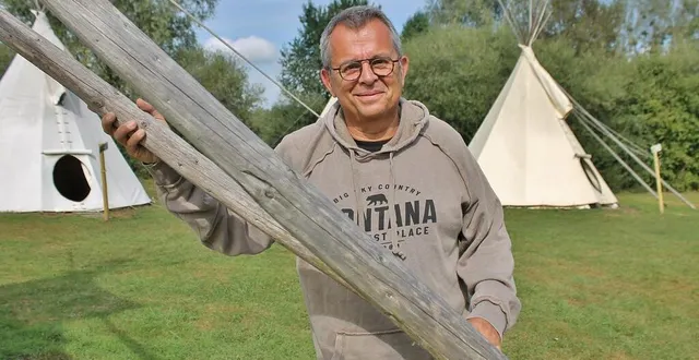 photo  jean lemoro, lundi 11 septembre 2023, au milieu de son camp de tipis, à brûlon (sarthe).  &copy;  ouest-france 