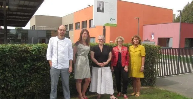 photo  laure retournard, la nouvelle principale du collège, avec quelques personnes de son équipe. de gauche à droite : sylvain voisin, chef cuisinier ; coraline crespin, adjointe gestionnaire ; laure retournard ; marie-claude baril, secrétaire et corinne dary, conseillère principale d’éducation.  &copy;  ouest-france 