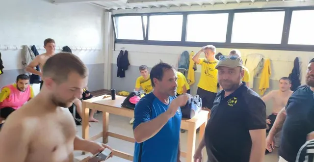 photo  pour le coach eric durand (maillot bleu), le match contre le fc sablé ça doit être d’abord une fête  &copy;  ouest-france 