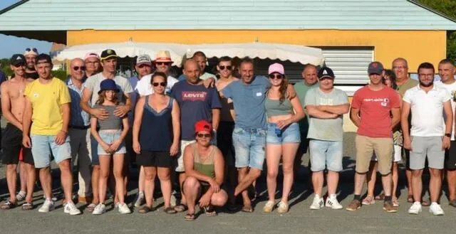 photo  les participants au concours de pétanque de dimanche après-midi.  &copy;  le maine libre 
