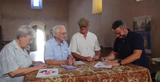 photo  la signature de la souscription à la fondation du patrimoine.  &copy;  le maine libre 