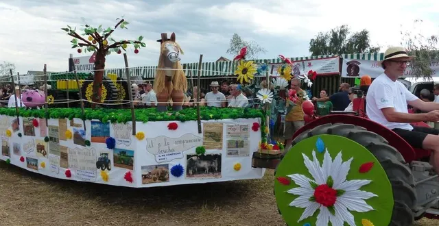 photo  le char de la commune arrive en tête du défilé, suivi de nombreux chars décorés suivis de villageois costumés.  &copy;  ouest-france 
