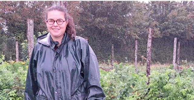 photo  élise guesdon devant ses framboisiers.  &copy;  ouest-france 
