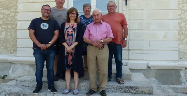 photo  cynthia et fady fadel, (à gauche), devant leur château de montaupin, entourés de bénévoles de l’association passeur de mémoire de cérans-foulletourte, avec le président, christian royer, jean chesnais, 92 ans, ayant séjourné au château lors de la seconde guerre mondiale, venu de la région parisienne afin de préparer ce week-end des journées du patrimoine.  &copy;  ouest-france 