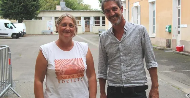 photo  céline pogoda, tout juste engagée en tant que ludothécaire, aux côtés de richard le normand, directeur du carroi. ensemble, ils travaillent à réinventer l’équipement qui entre dans une année 2023 de transition.  &copy;  ouest-france 