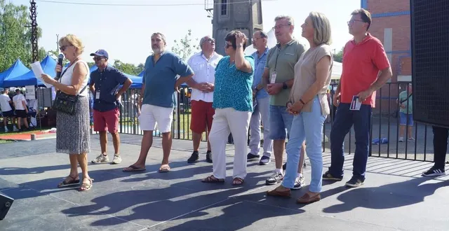 photo  annick gosnet, présidente de la mdp, au micro, entourée des différents maires de la communauté maine cœur de sarthe accueille la foule lors du festival des associations samedi à la fonderie d’antoigné.  &copy;  ouest-france 