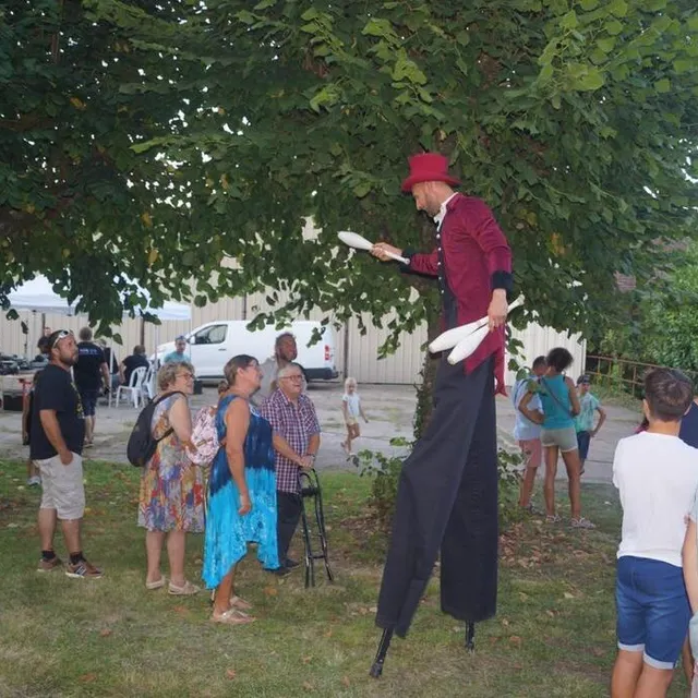 photo la compagnie mimilus a proposé une déambulation festive.  ©  ouest-france