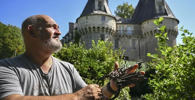 photo  bien qu’à la retraite depuis deux ans et demi, daniel continue d’accompagner son épouse dans son travail de gardienne et lors des visites.  &copy;  le maine libre – denis lambert 