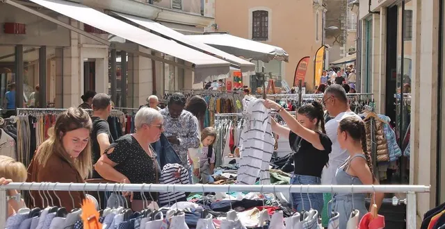 photo  la rue de l’île animée lors d’un précédent déballage des commerçants, en juin 2022, à sablé-sur-sarthe.  &copy;  archives ouest-france 