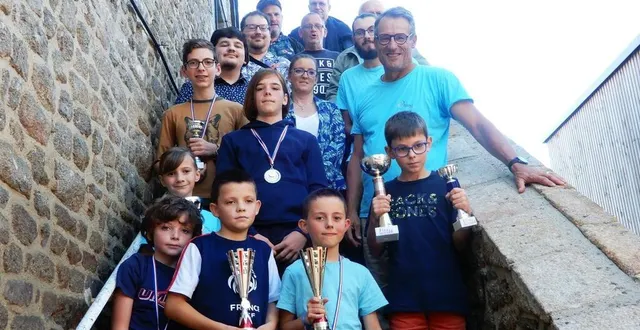 photo  les jeunes arborent avec fierté coupes et médailles.  &copy;  ouest-france 