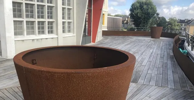 photo  l’accès à la terrasse du premier étage de la mairie d’argentan (orne), qui donne sur le champ de foire, était fermé depuis une vingtaine d’années pour cause de vétusté. elle a été entièrement refaite.  &copy;  ouest-france 
