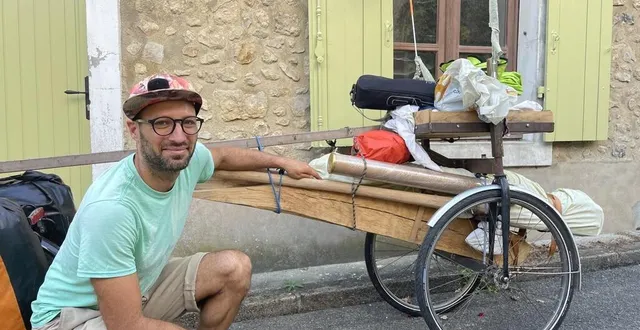 photo  le charpentier joseph canuel à son arrivée à parcé-sur-sarthe, avec la poutrelle destinée à notre-dame-de-paris  &copy;  le maine libre 