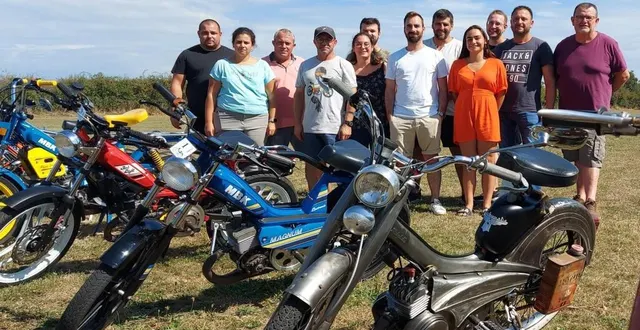 photo  les membres du bureau de querré en fête devant des mobylettes exposées.  &copy;  co 
