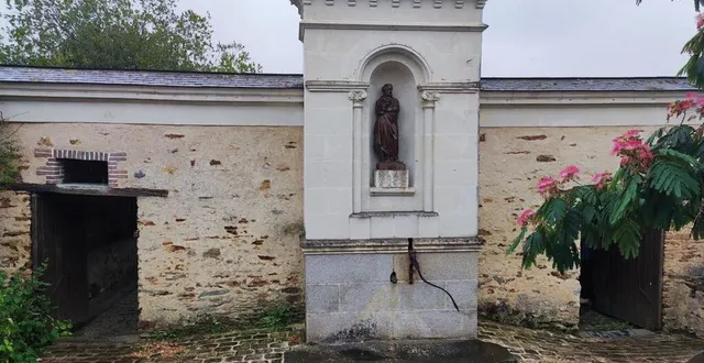 photo  la belle histoire du lavoir et de son chevalier saint-hélier sera racontée aux visiteurs qui découvriront, dans le bourg, les collectionneurs.  &copy;  ouest-france 
