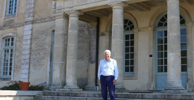 photo  guillaume gasztowtt accompagnerale public lors de la visite de son domaine.  &copy;  ouest-france 