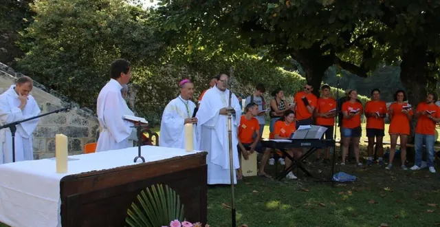 photo  monseigneur jean-pierre vuillemin a présidé l’office religieux en plein air.  &copy;  ouest-france 