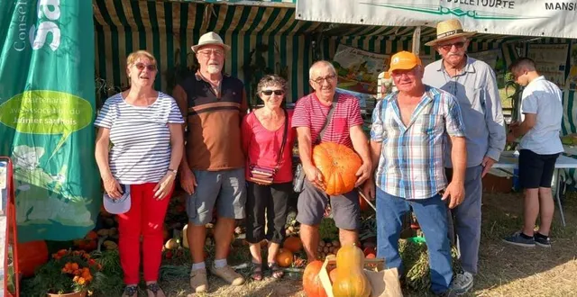 photo  gérard chausson de château-l’hermitage remporte le potiron et les légumes à la tombola.  &copy;  le maine libre 