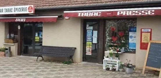 photo  dominique, propriétaire, organise son premier bric-à-brac.  &copy;  le maine libre 