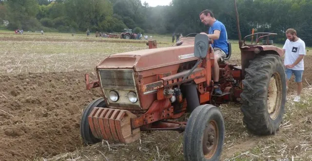 photo  parmi les concurrents, un tracteur renault de 1962.  &copy;  le maine libre 