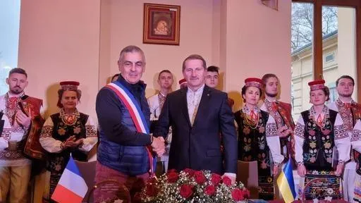 photo  daniel chevalier, président de la communauté de communes et le maire de drohobytch taras kuchma, lors du séjour des saboliens en ukraine en novembre 2022.  &copy;  pays sabolien 