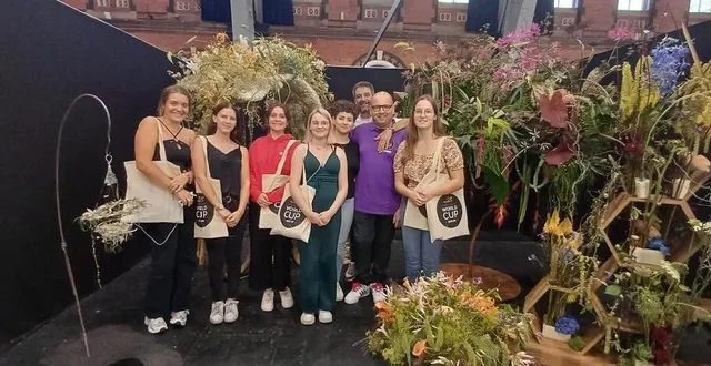 photo  les apprenties du lycée nazareth, avec leurs formateurs, sont parties à manchester, en angleterre, soutenir le meilleur ouvrier de france (mof), stéphane chanteloube, fleuriste à gerzat, dans le puy-de-dôme, en compétition pour la coupe du monde d’art floral.  &copy;  ouest-france 