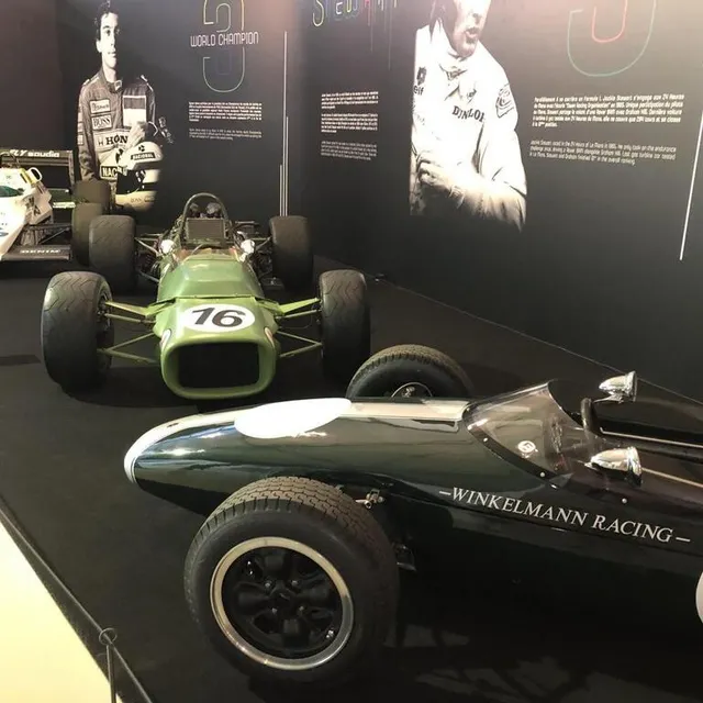 photo jackie stewart, ayrton senna et jack brabham, trois pilotes dont le destin est lié à l’histoire du circuit des 24 heures.  ©  archives ouest-france